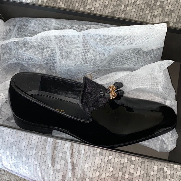 Selling a MORETTI GOLD LABEL shoes, black and gold color. Very new and clean. - Picture 1 of 3